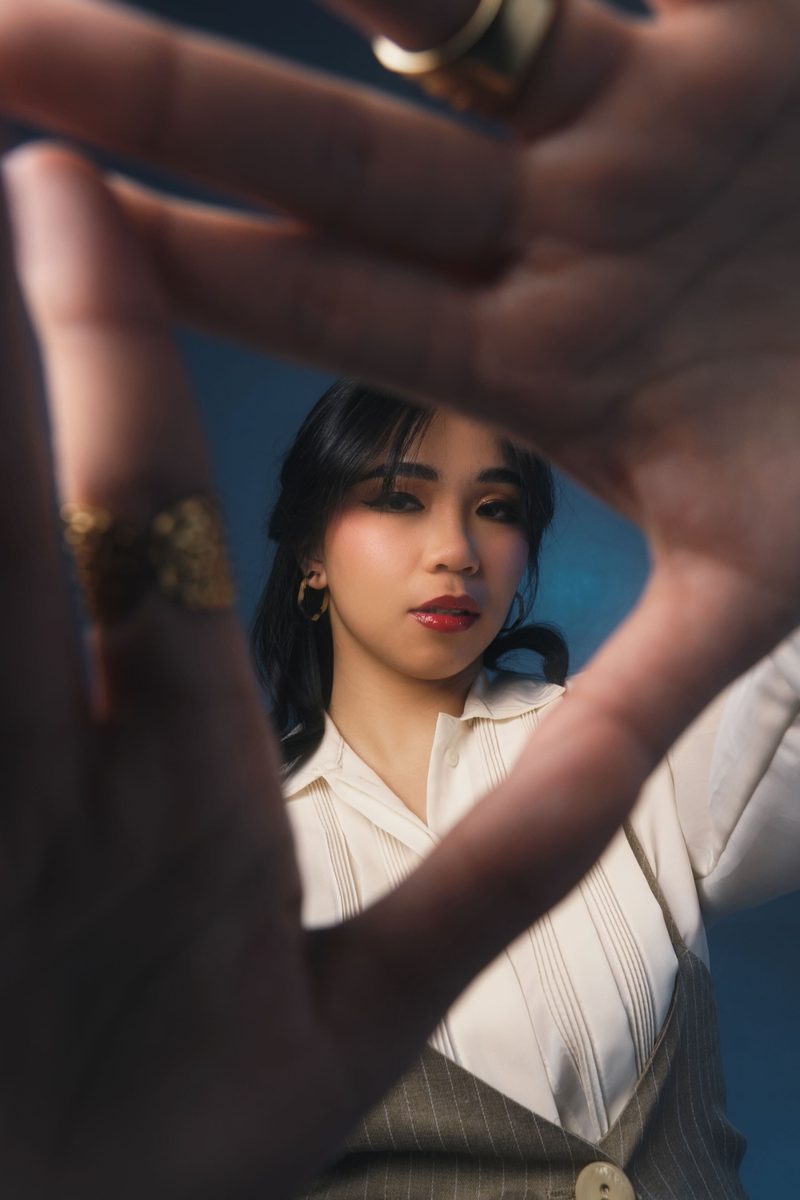 Flores framed through hands